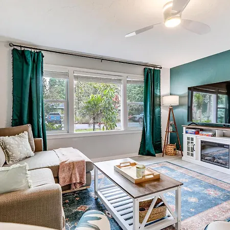 Idyllic Sarasota Home With Yard 2 Mi To Beach!